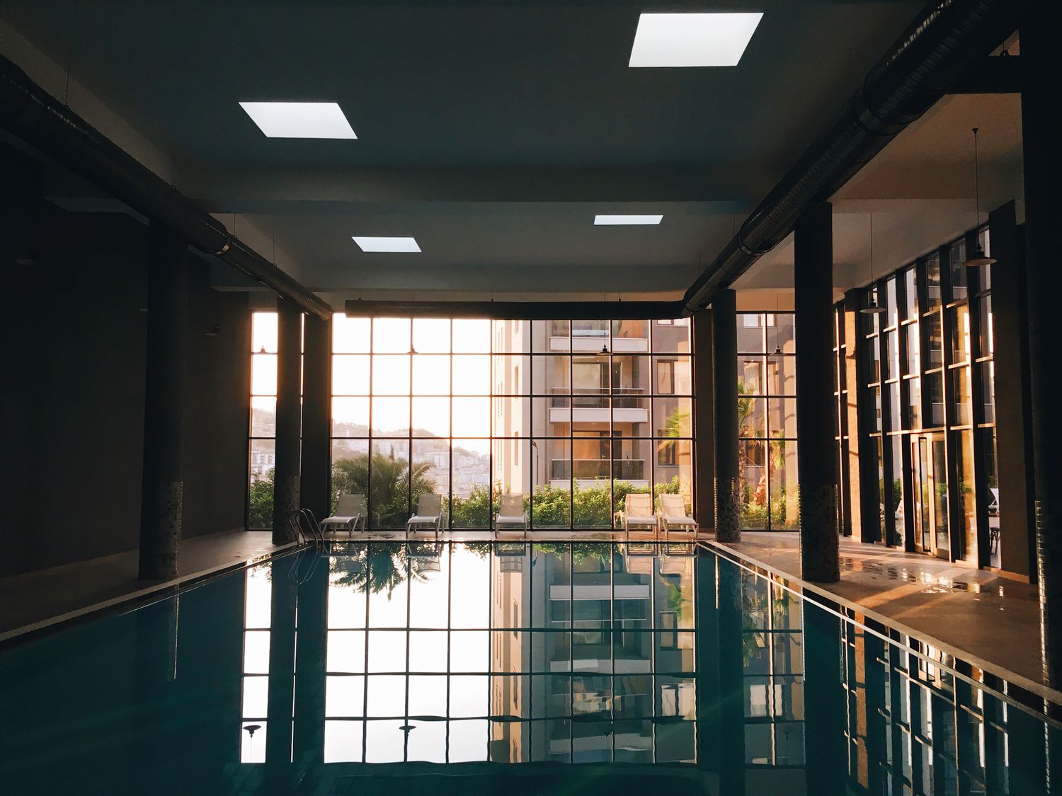 Bassin intérieur du vingt-neuvième étage, eau calme dans la lumière du soir