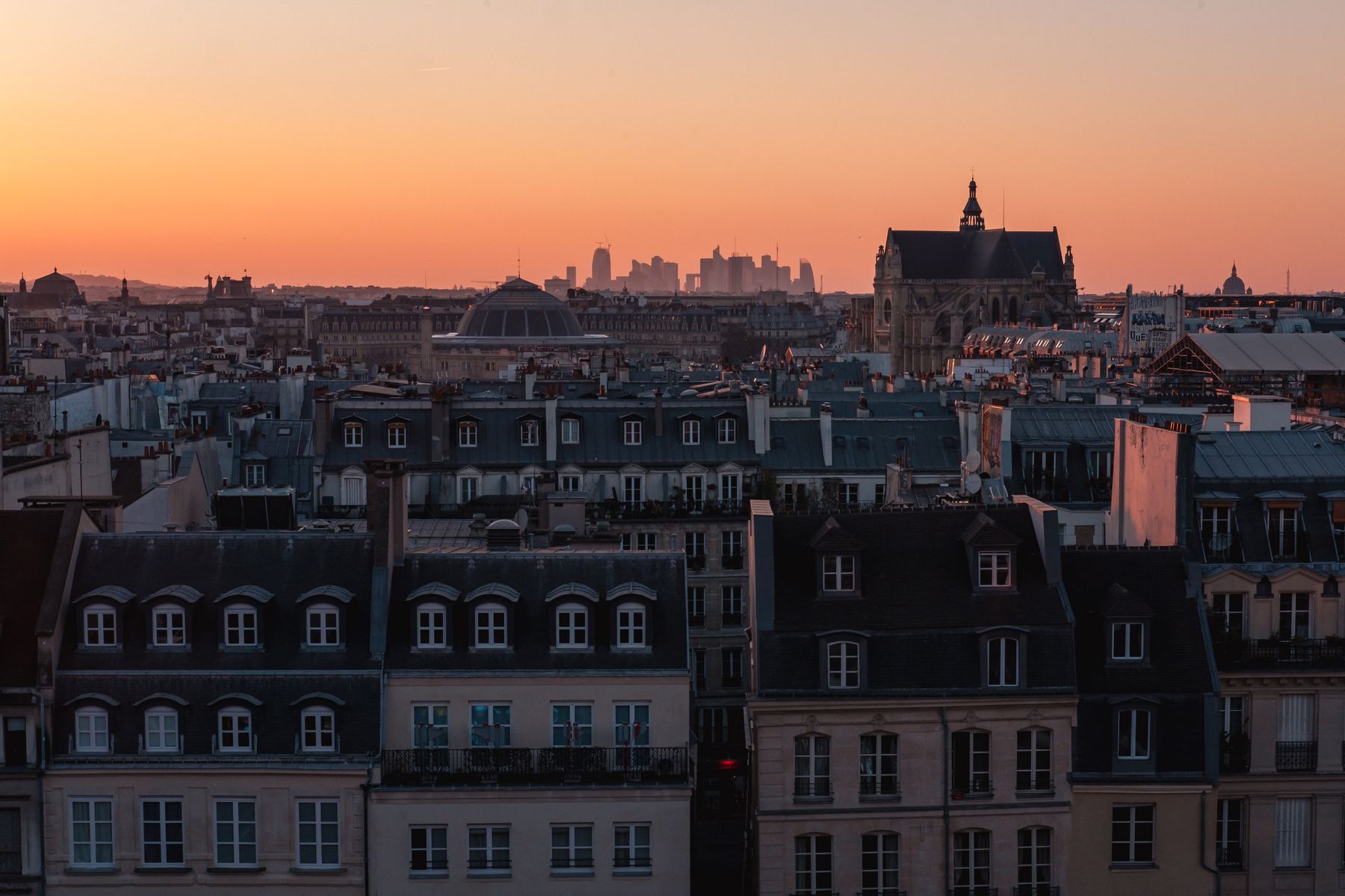 Toits de Paris au couchant vus depuis le penthouse, la ville qui s'allume