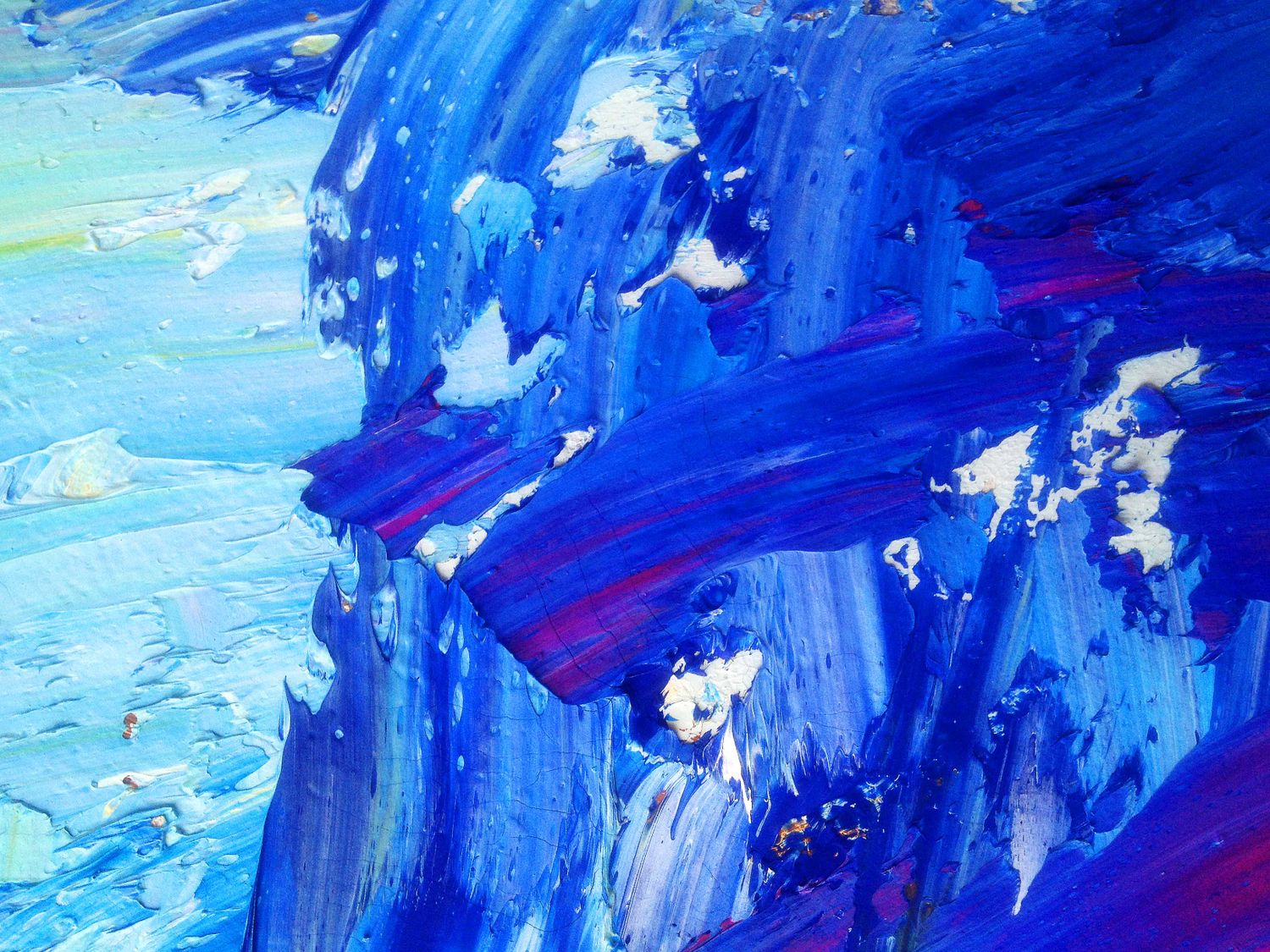 Toile abstraite bleue, gestes amples de peinture acrylique et éclats blancs