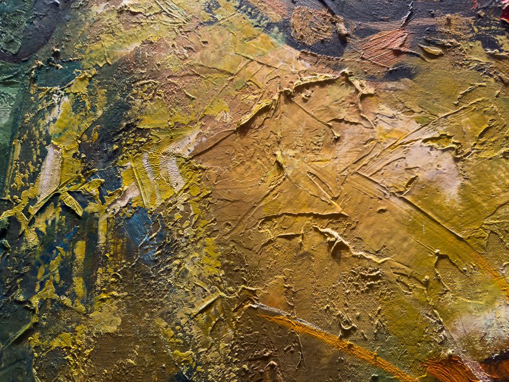 Toile abstraite ocre et or, matière épaisse travaillée au couteau sur lin brut