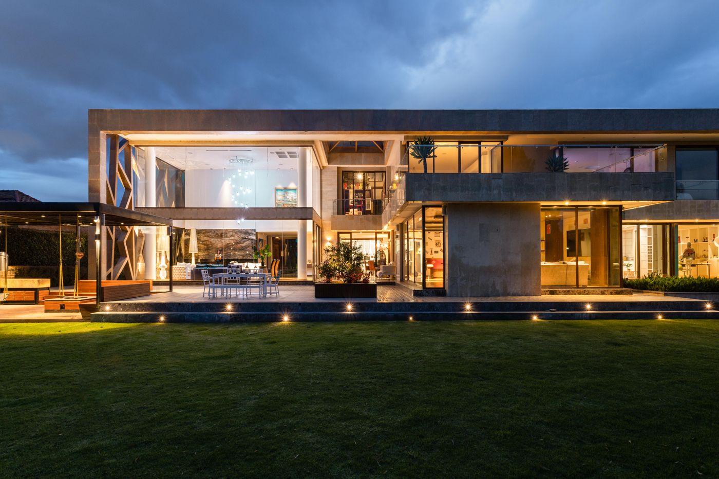 Maison Méridienne au crépuscule, baies éclairées